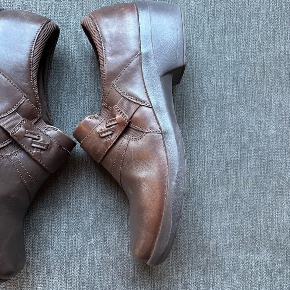 Clarks Womens size 9.5 M Angie Pearl‎ Cushioned Loafer Shoes Brown Slip On Heel - Picture 9 of 15